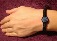 Pulsera de macrame con bola rhinstone azul celeste